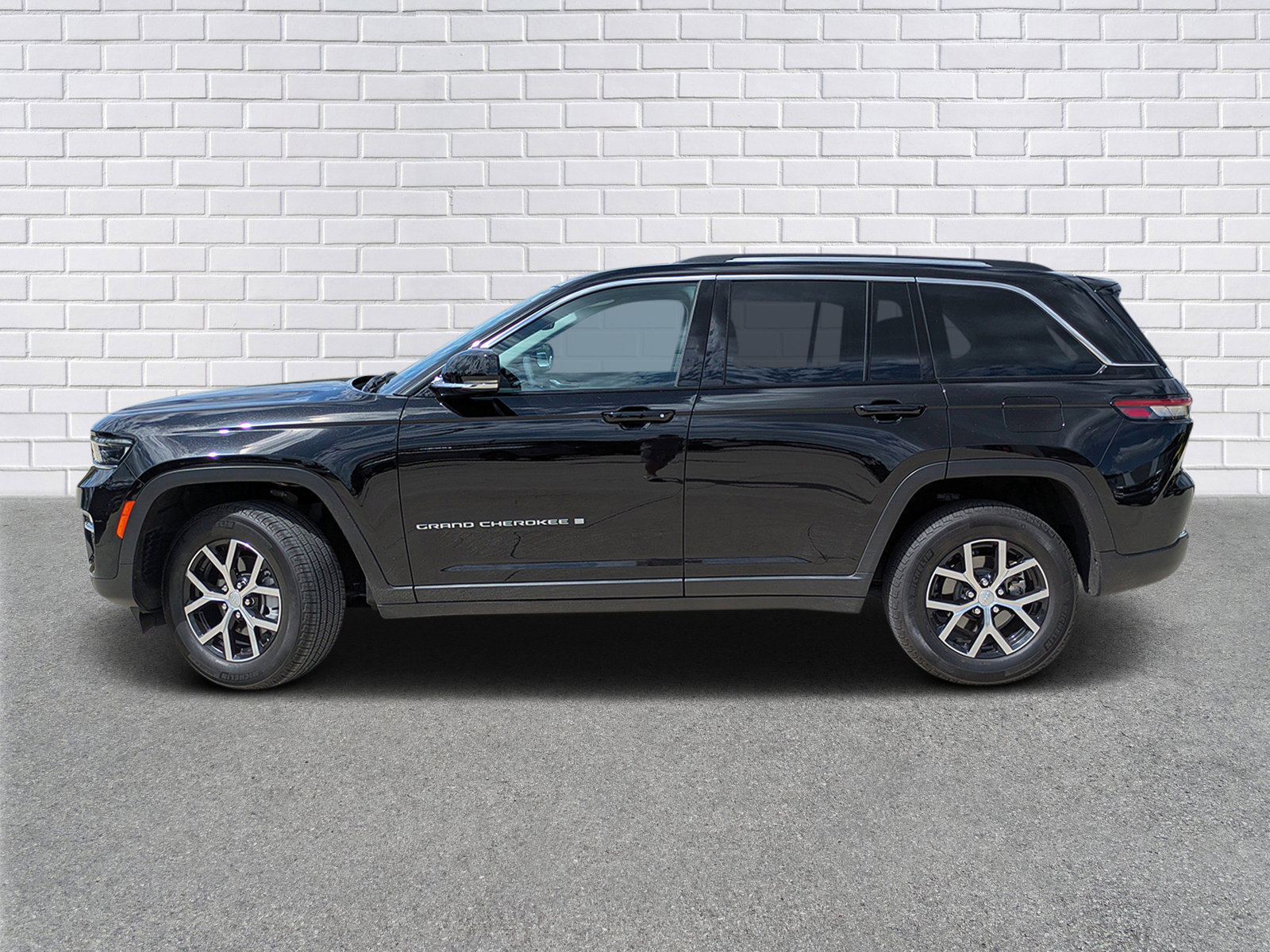 Used 2023 Jeep Grand Cherokee Limited image 2