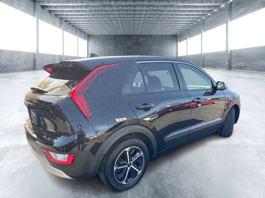 Used 2023 Kia Niro LX FWD image 3