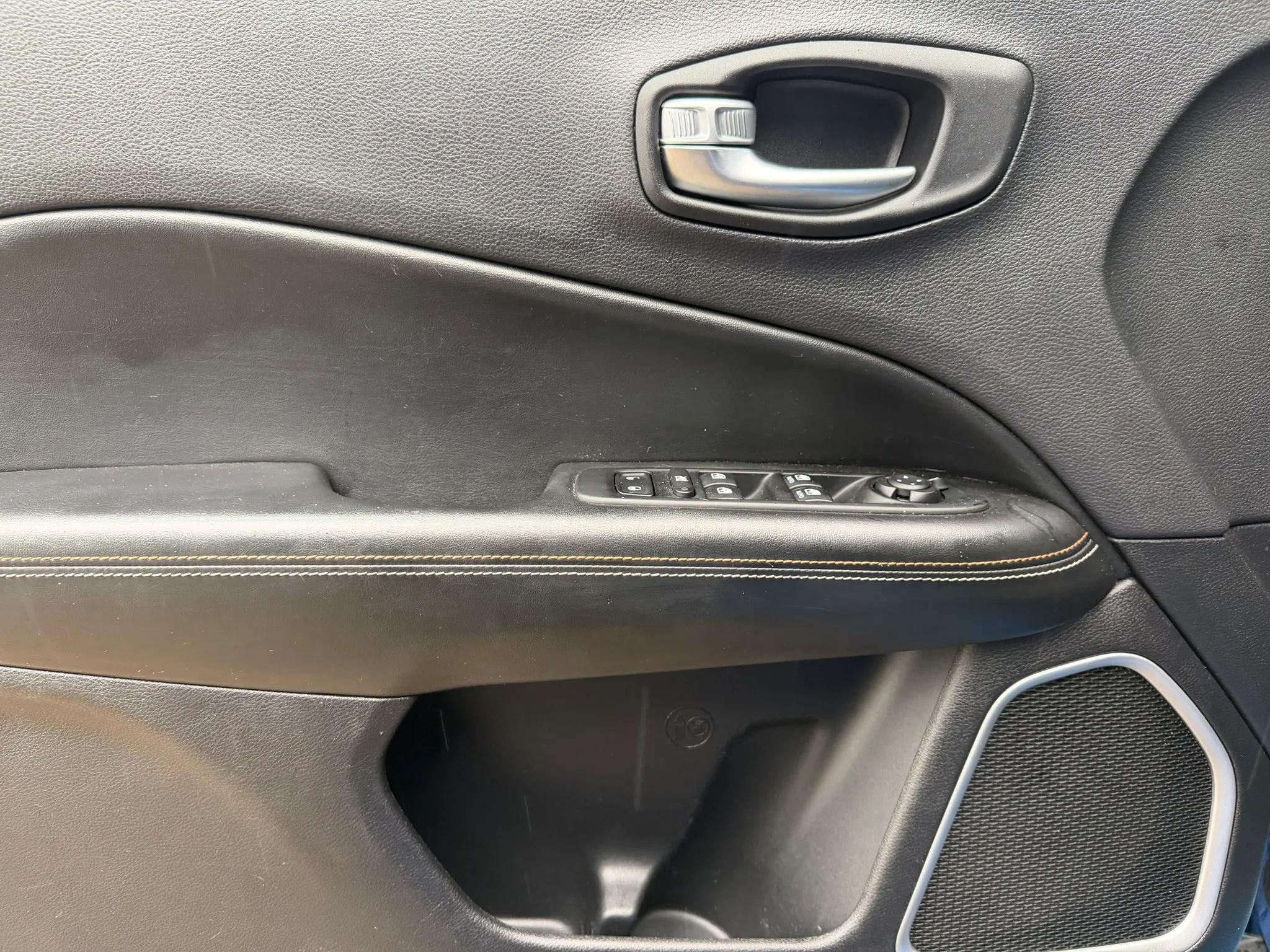 Used 2018 Jeep Compass Sport w/ Cold Weather Group FWD image 9