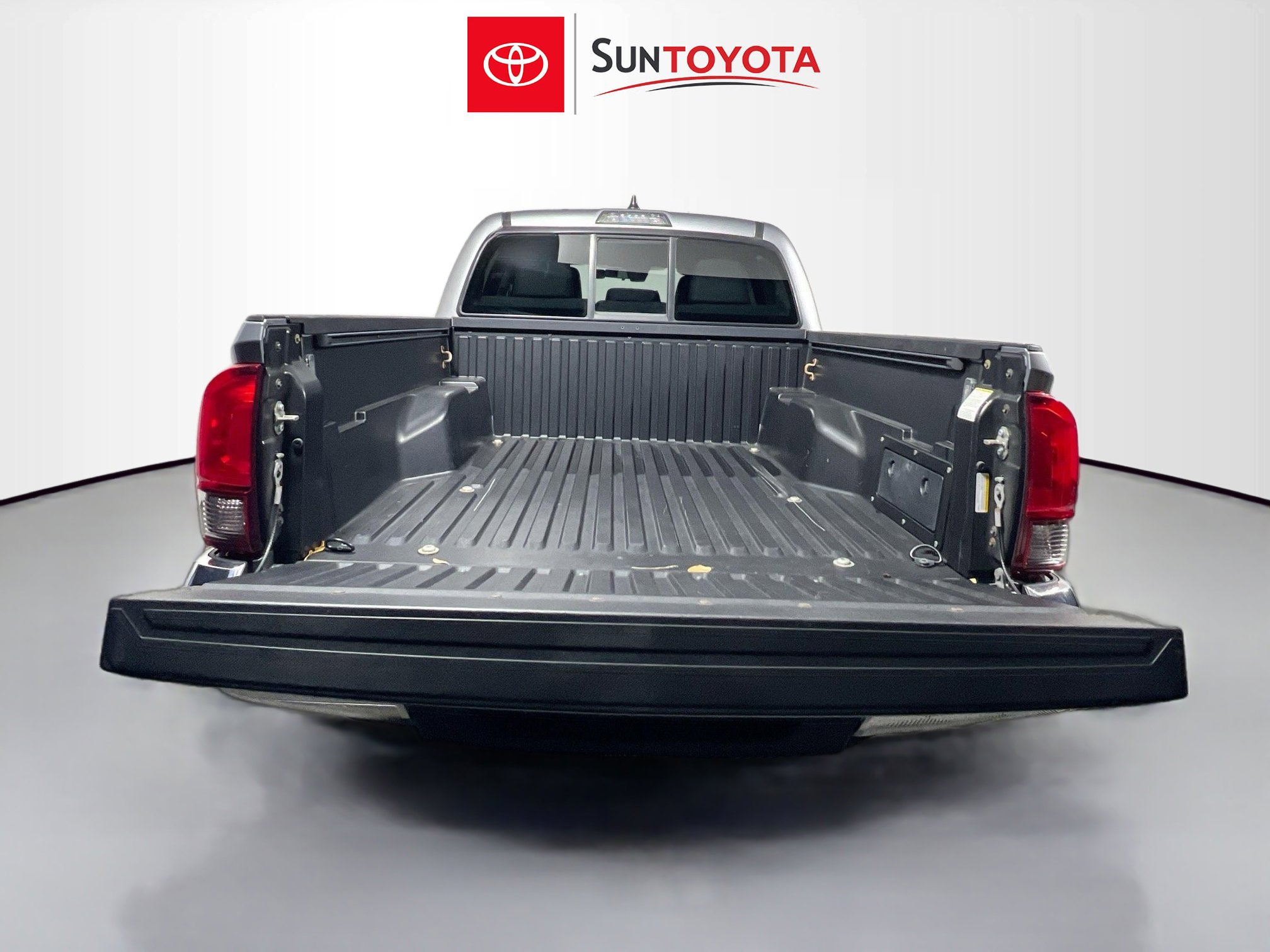 Used 2020 Toyota Tacoma SR5 w/ SR5 Appearance Package (SM) image 33