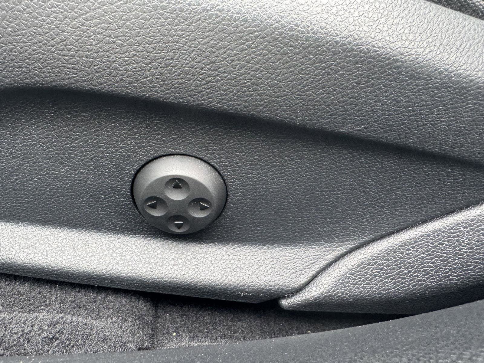 Used 2018 Mercedes-Benz C 300 4MATIC Sedan image 8