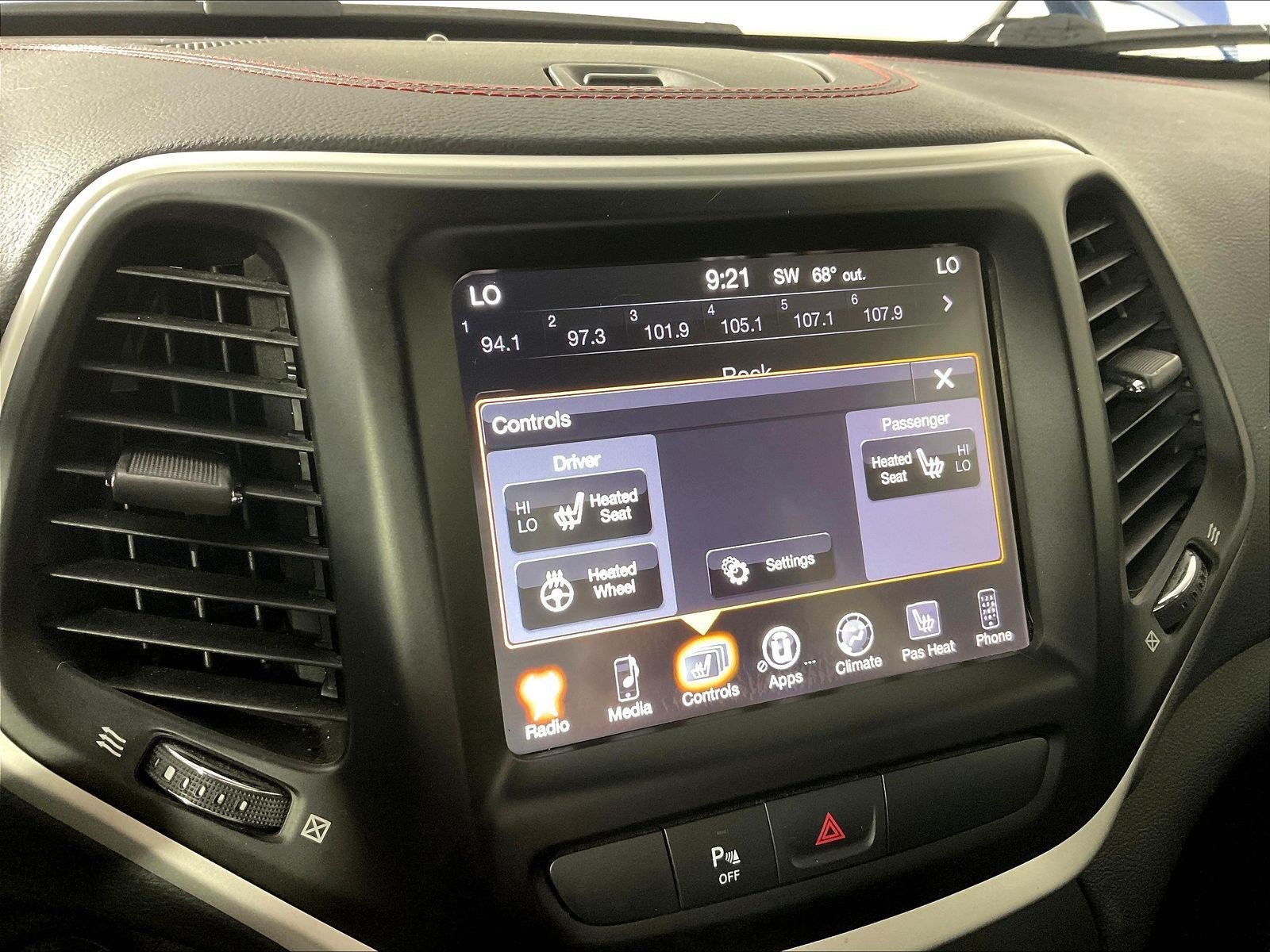 Used 2018 Jeep Cherokee Trailhawk w/ Cold Weather Group AWD/4WD image 35