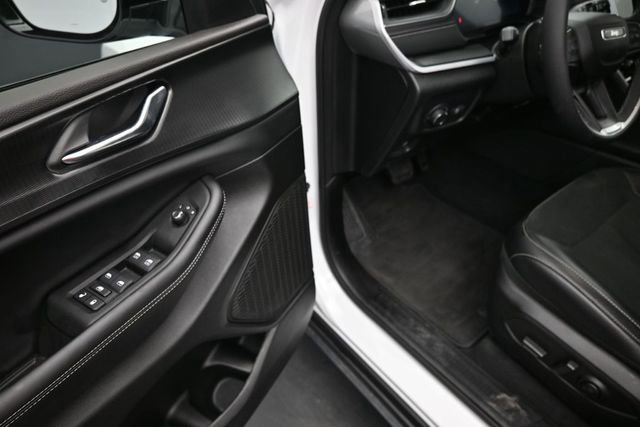 Used 2025 Jeep Grand Cherokee Altitude AWD/4WD image 14
