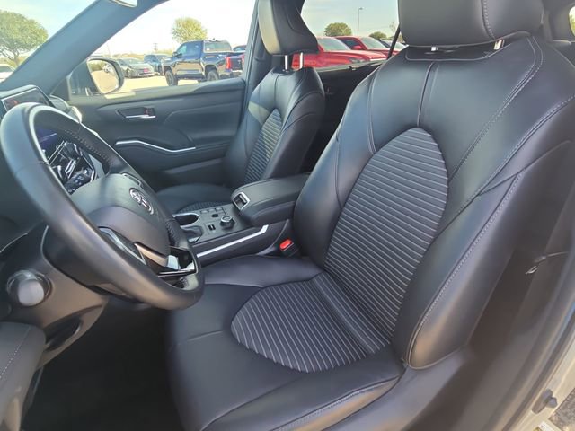 Used 2025 Toyota Highlander XSE AWD/4WD image 17