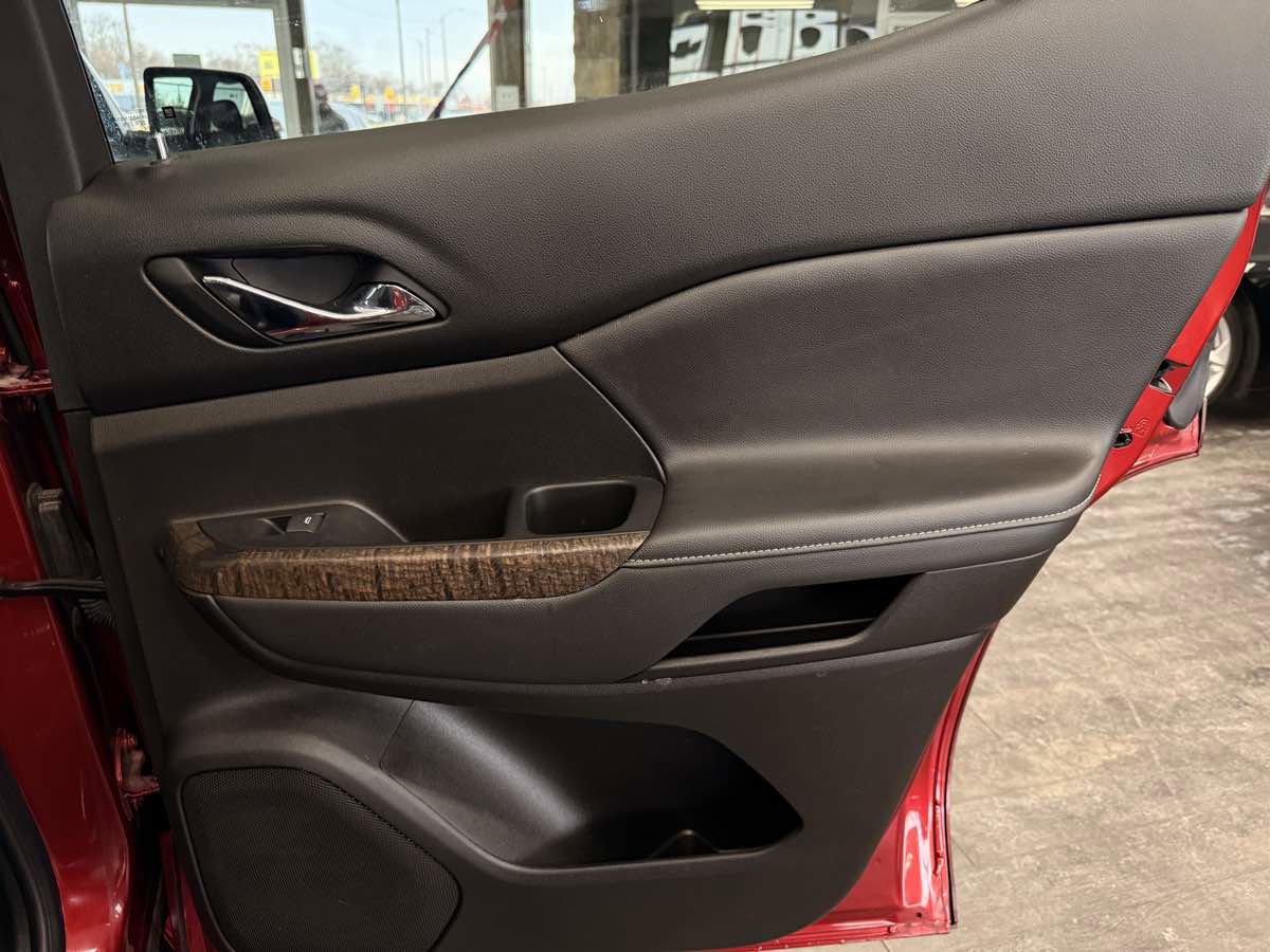 Used 2023 GMC Acadia Denali FWD image 31