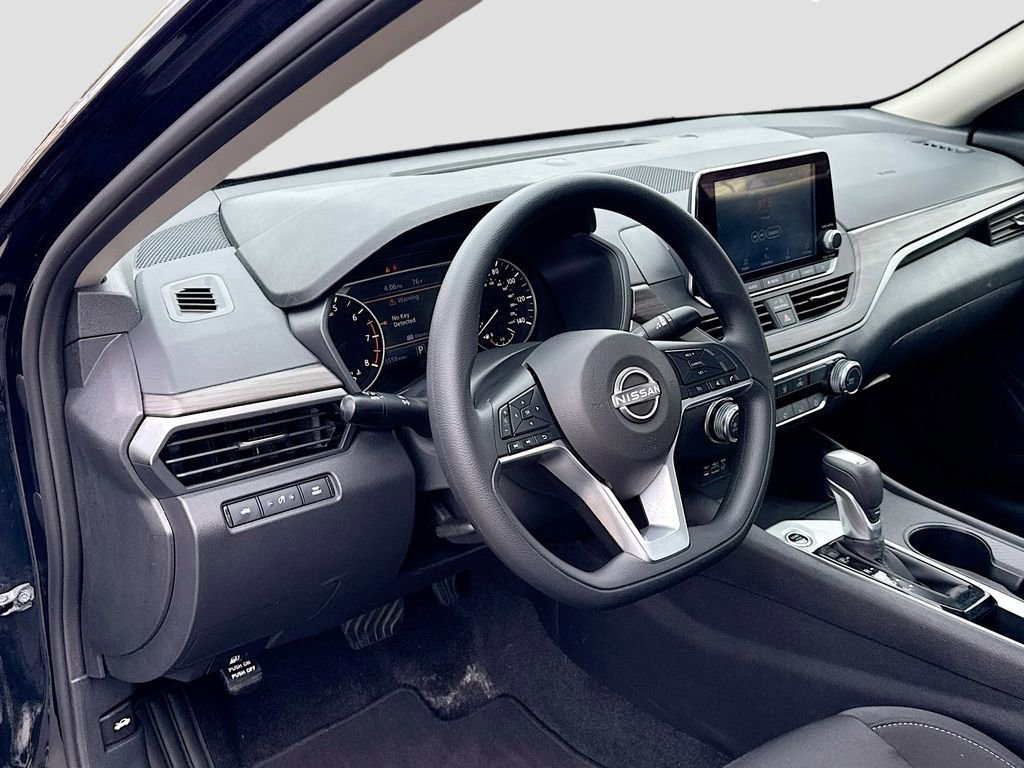 Used 2025 Nissan Altima 2.5 SV image 30