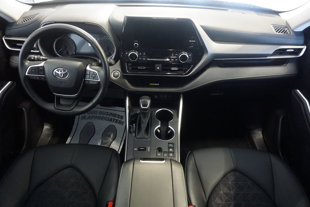 Used 2025 Toyota Highlander XLE AWD/4WD image 30