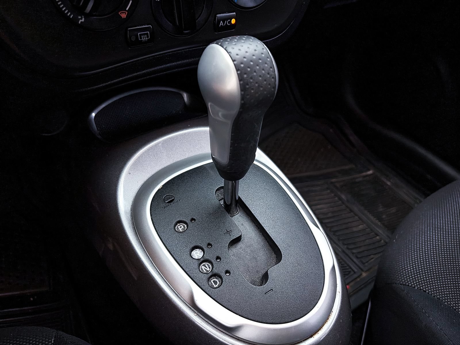 Used 2014 Nissan Juke S FWD image 16