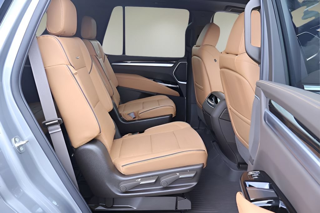 Certified 2026 Cadillac Escalade Luxury w/ LPO, Radiant Package AWD/4WD image 17
