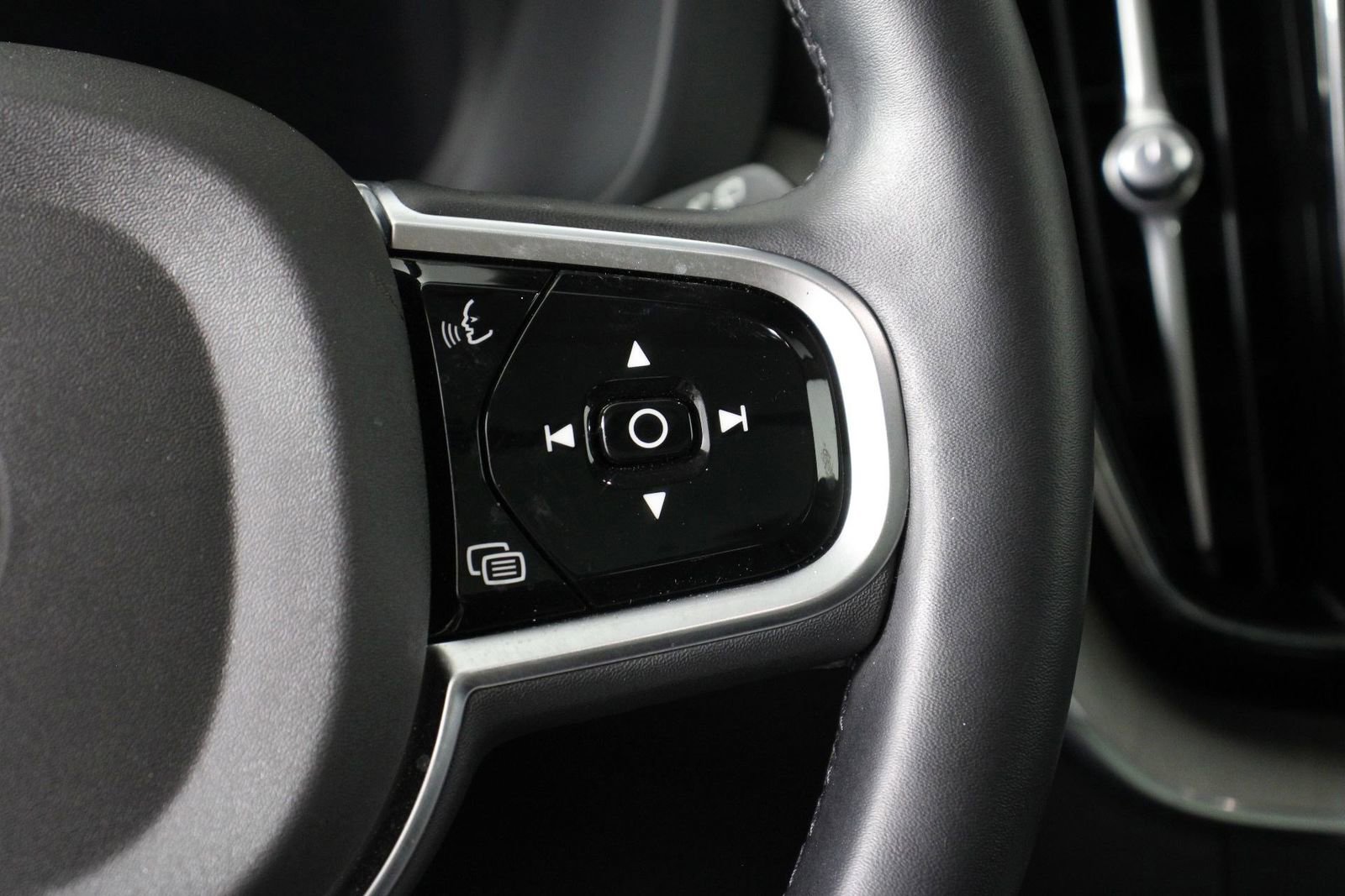 Certified 2025 Volvo XC60 B5 Plus AWD/4WD image 11