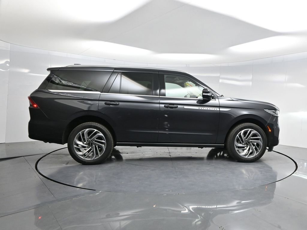 Used 2025 Lincoln Navigator Reserve image 34