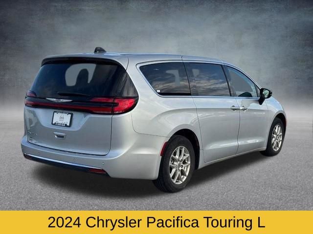 Used 2024 Chrysler Pacifica Touring-L FWD image 3