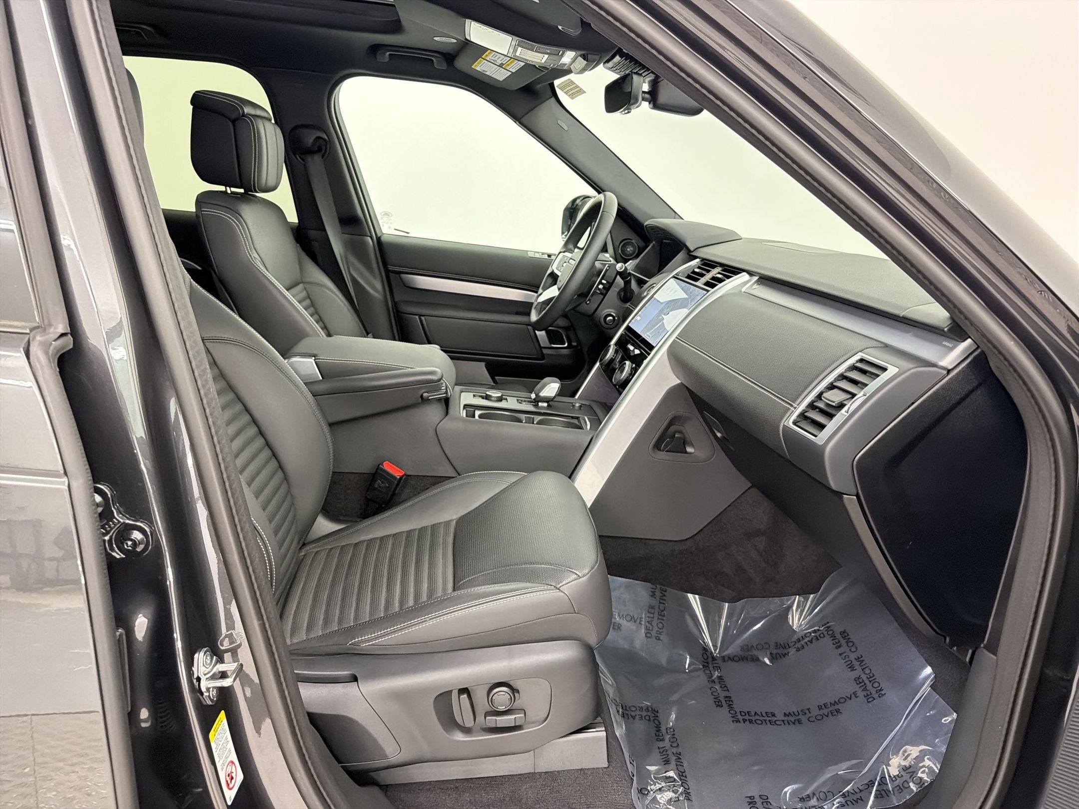 Certified 2025 Land Rover Discovery Dynamic SE AWD/4WD image 26