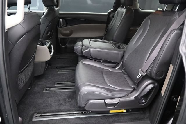 Used 2025 Kia Carnival FWD image 14