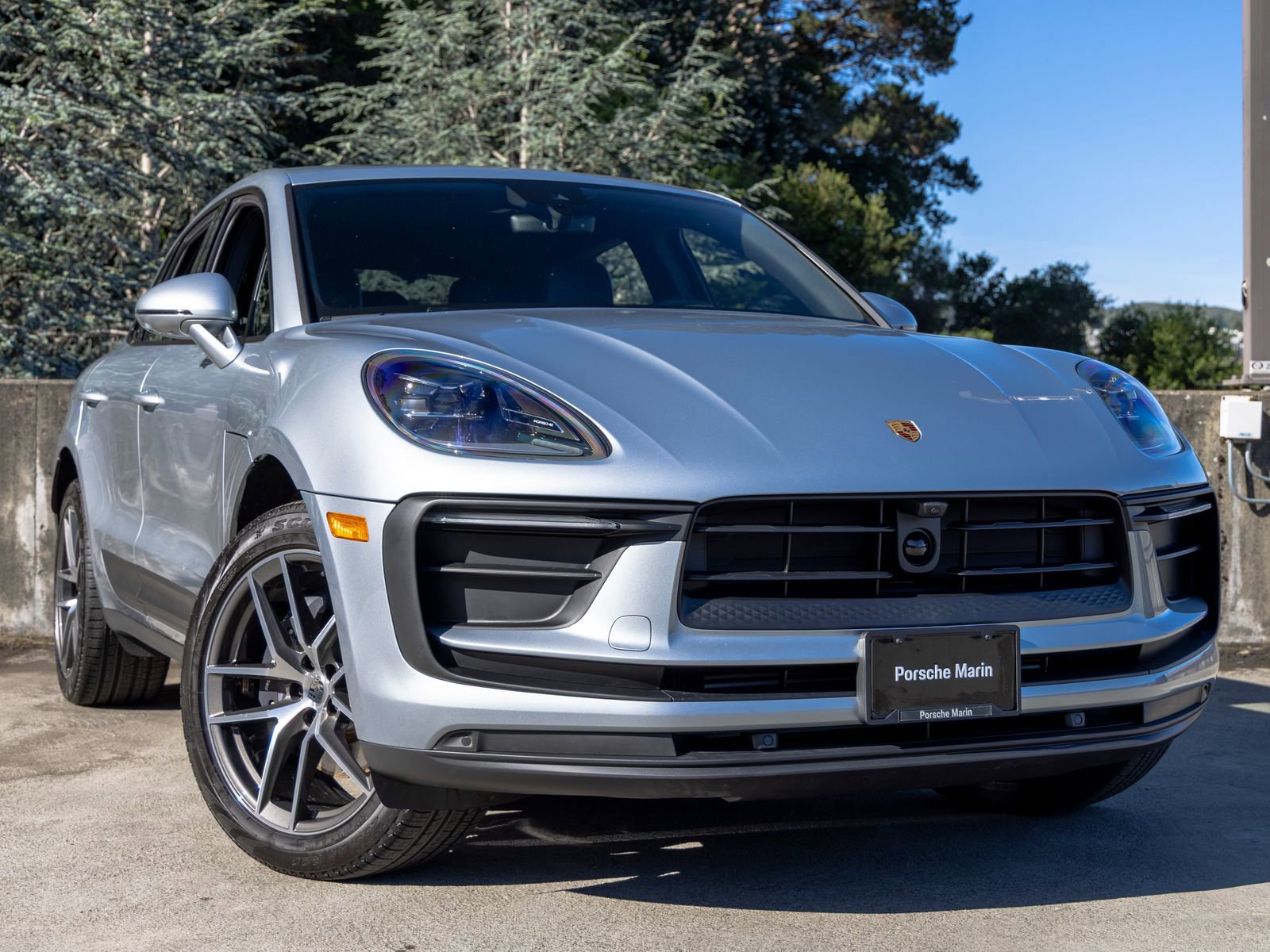 Certified 2025 Porsche Macan AWD/4WD image 9