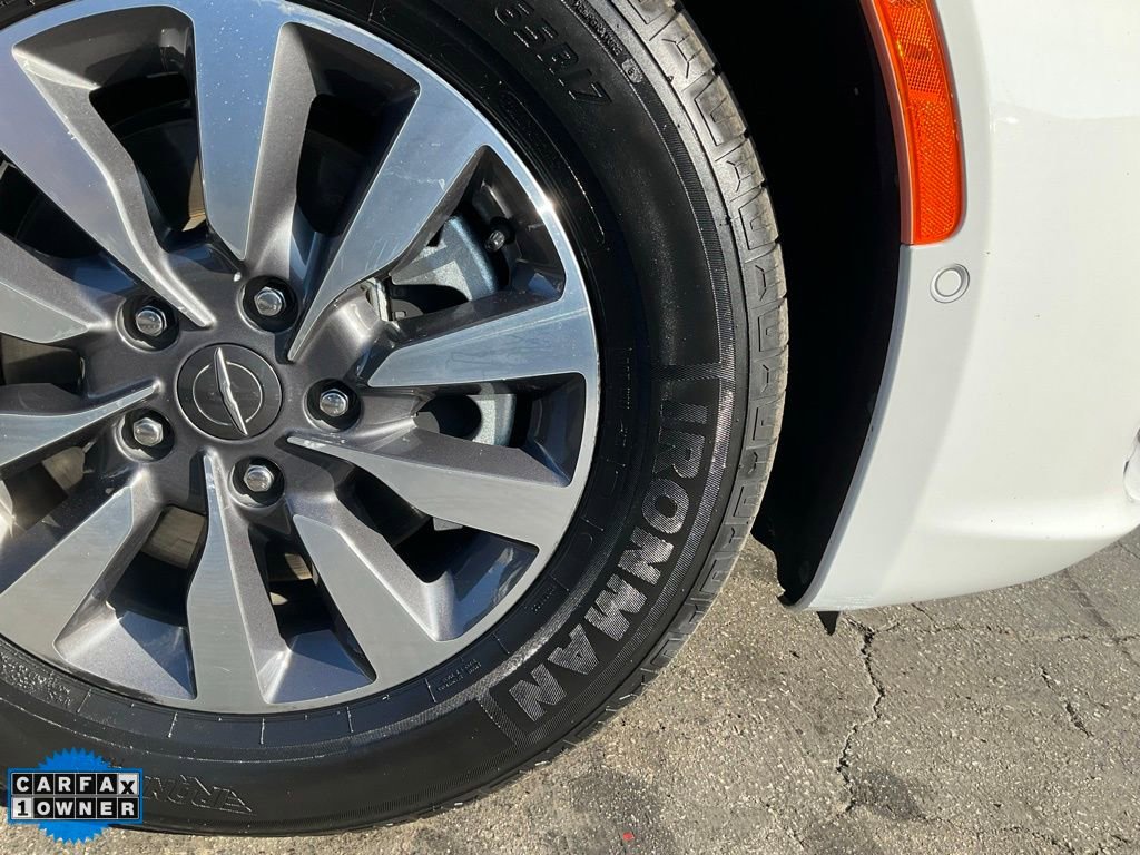 Used 2022 Chrysler Pacifica Limited w/ Uconnect Theater Family Group image 83