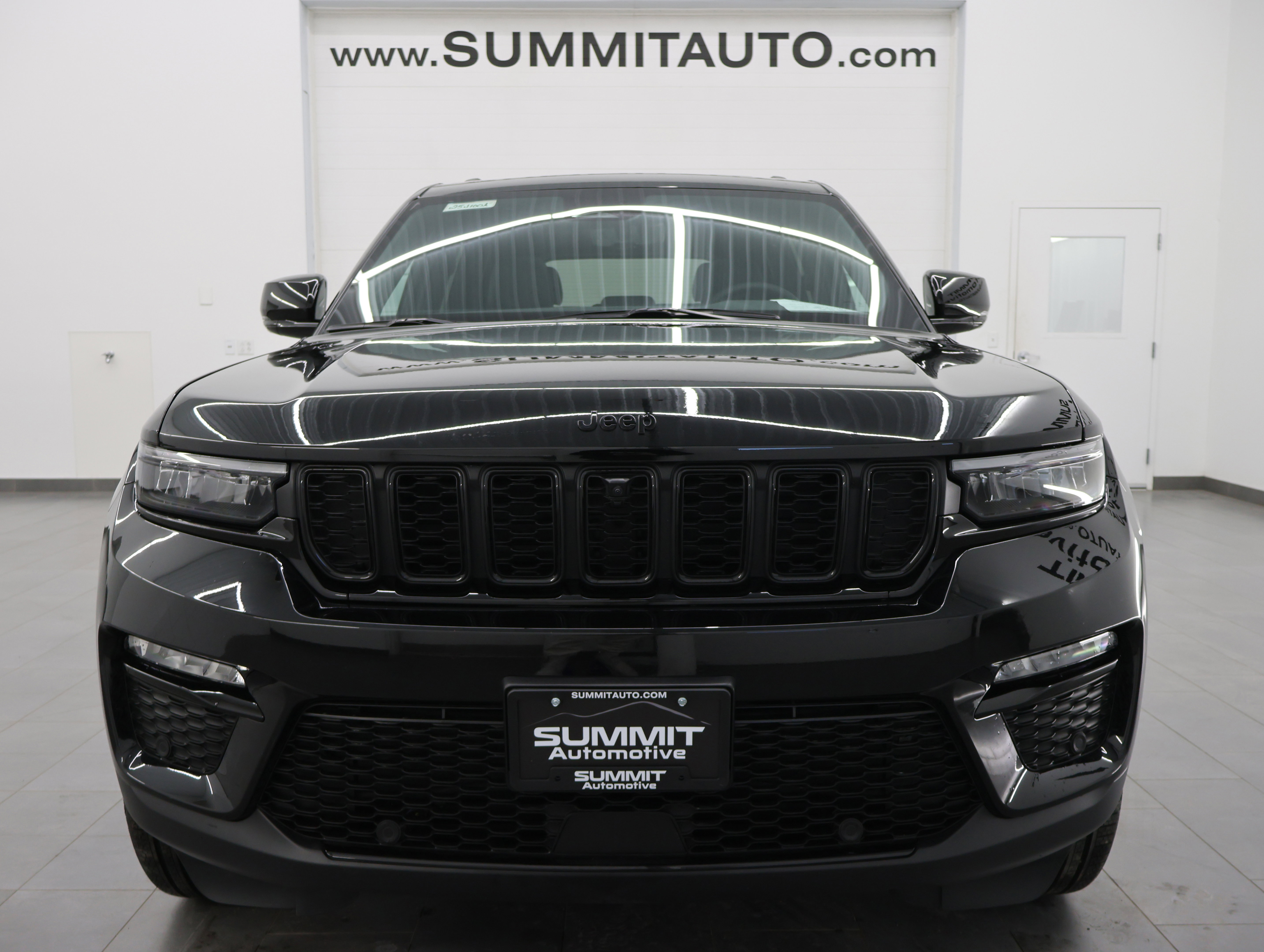 Used 2025 Jeep Grand Cherokee Limited w/ Luxury Tech Group II image 25