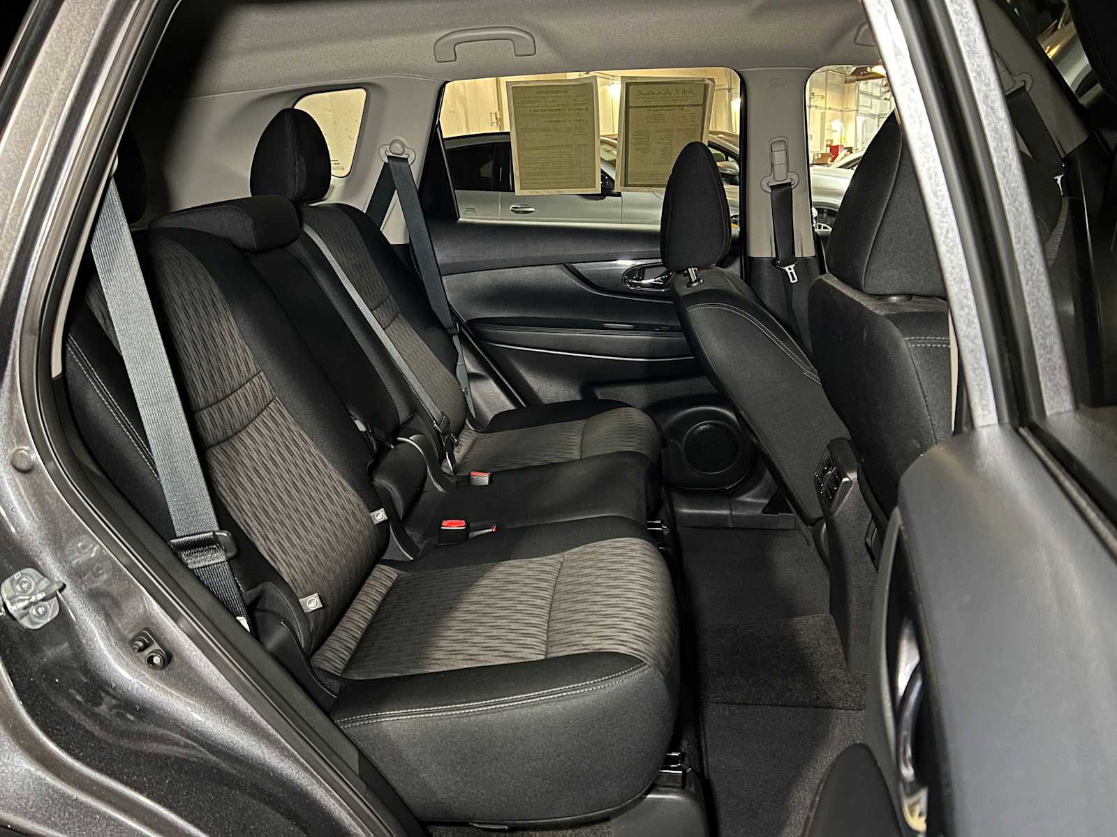 Used 2017 Nissan Rogue SV w/ SV Premium Package image 13