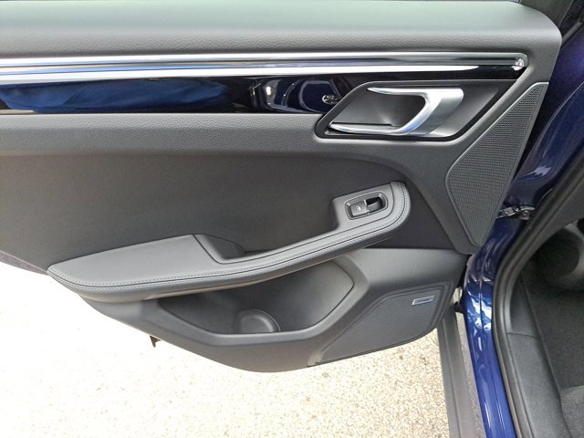 Certified 2025 Porsche Macan AWD/4WD image 21