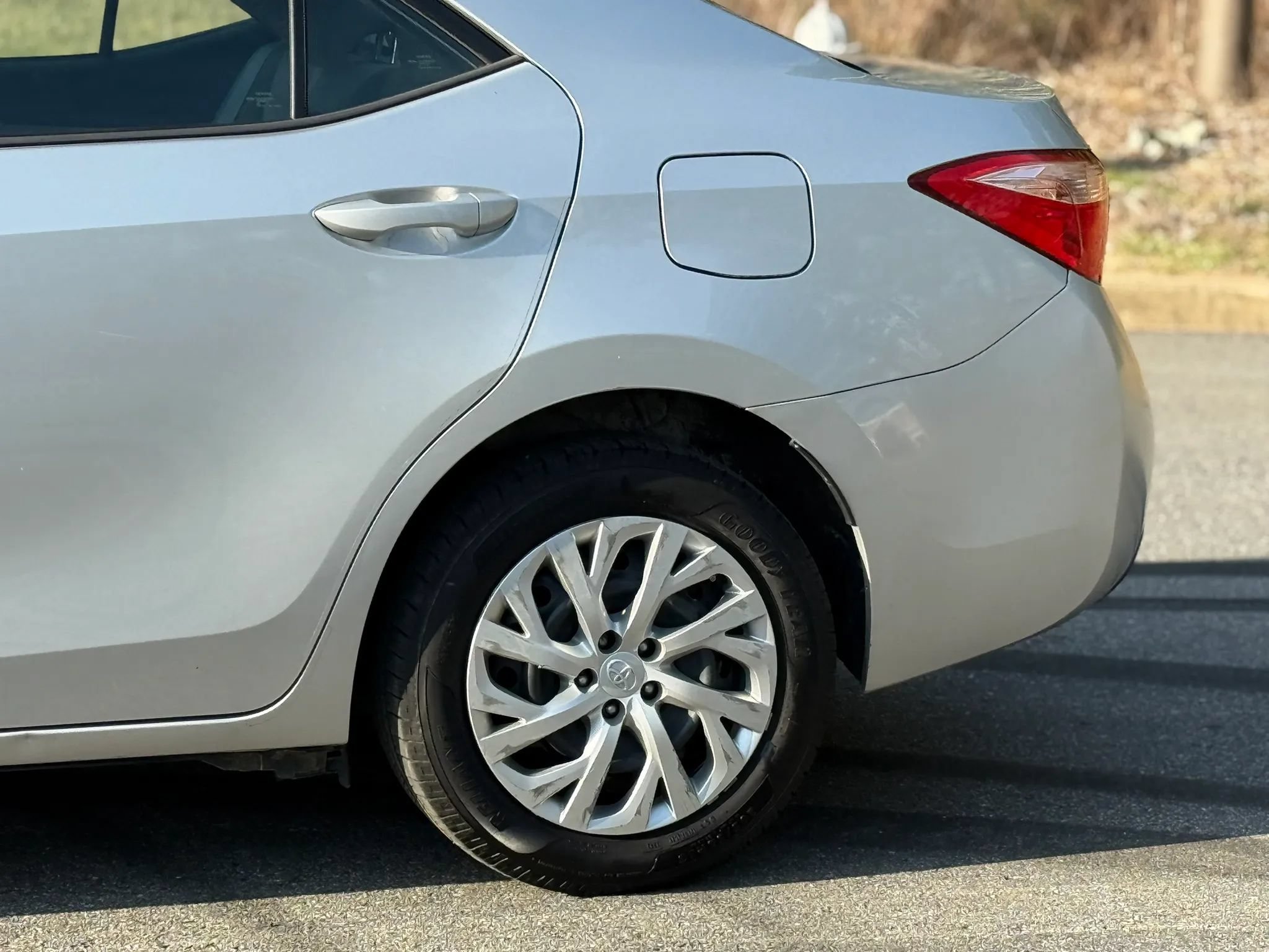 Used 2018 Toyota Corolla LE FWD image 7