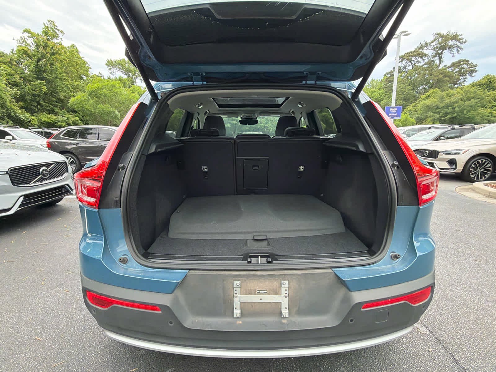 Certified 2025 Volvo XC40 B5 Core AWD/4WD image 22