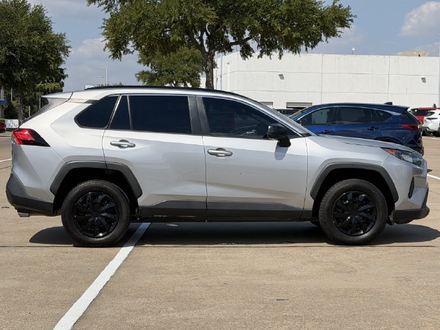 Used 2021 Toyota RAV4 LE FWD image 3