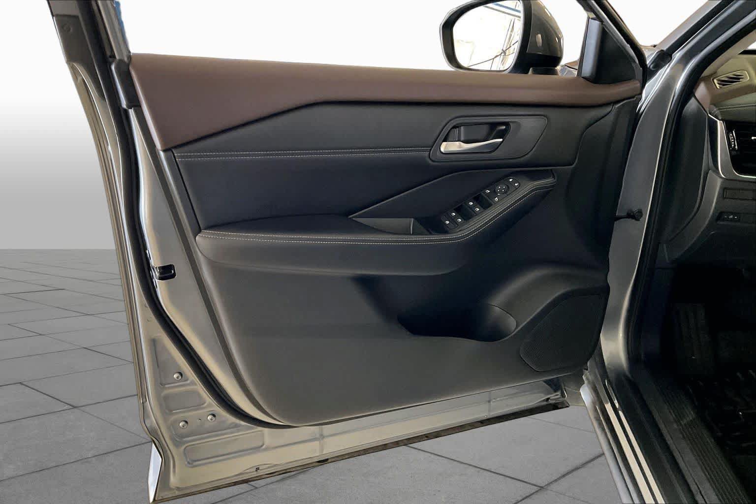Used 2023 Nissan Rogue SV w/ SV Premium Package FWD image 20