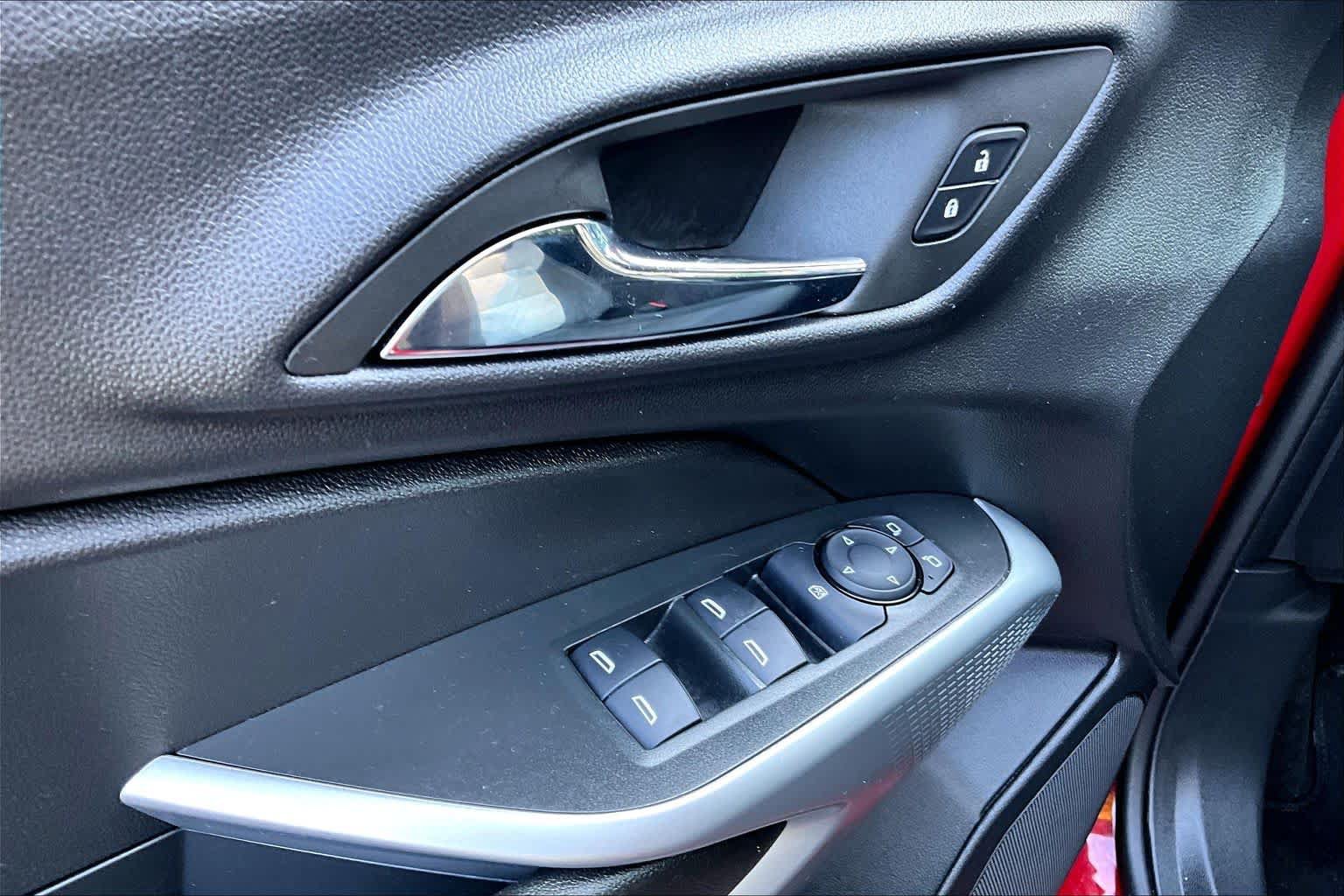 Used 2026 Chevrolet Trax RS FWD image 31