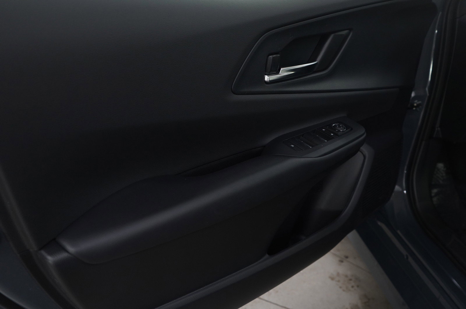 Used 2025 Toyota Prius Plug-In Hybrid FWD image 23