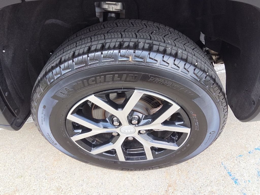 Certified 2025 Jeep Grand Cherokee Limited w/ Trailer Tow Package AWD/4WD image 35