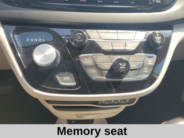 Used 2023 Chrysler Pacifica Touring-L FWD image 4