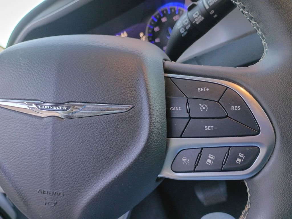Used 2023 Chrysler Pacifica Touring-L image 27