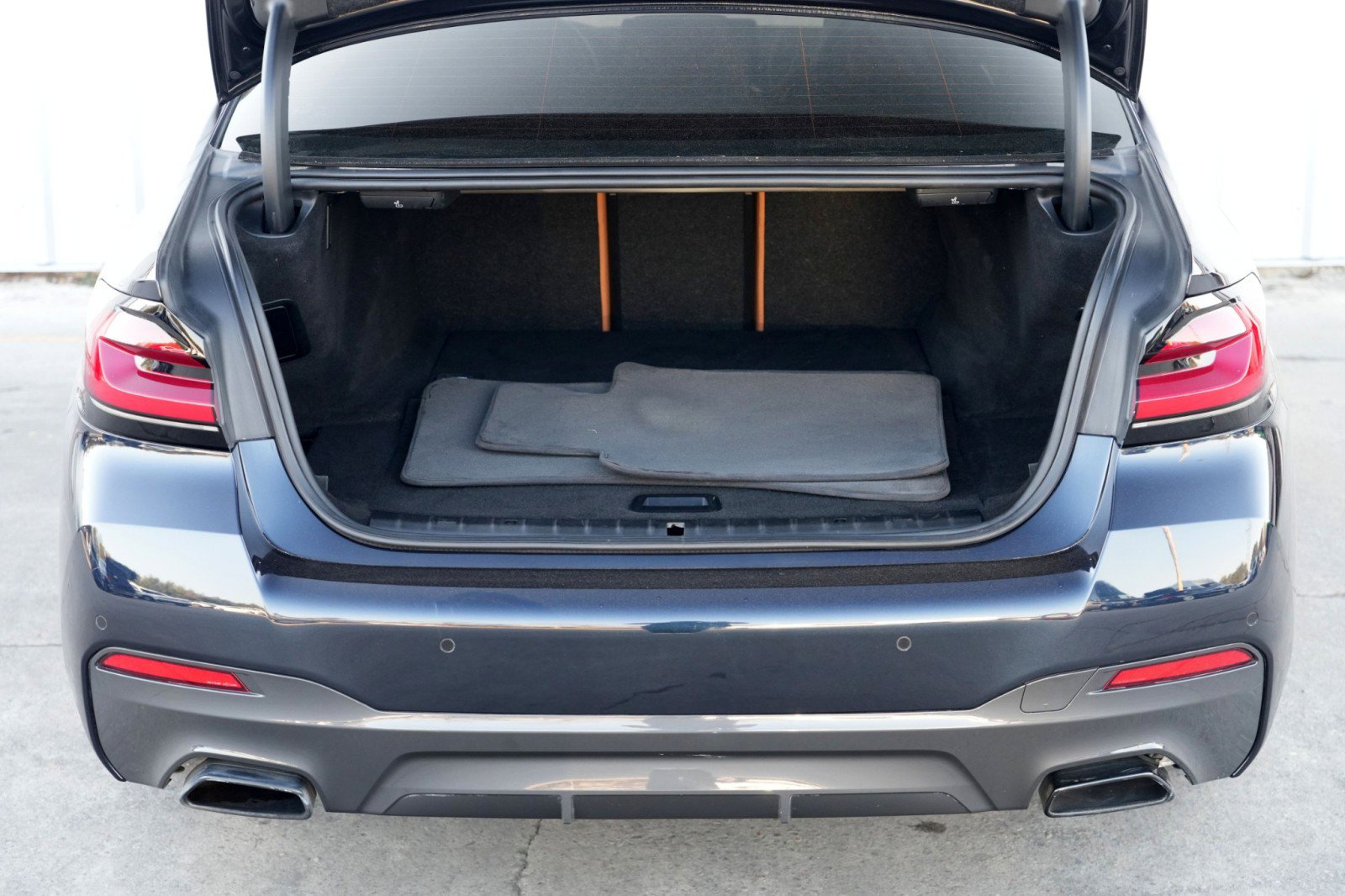 Used 2022 BMW 530e w/ Premium Package RWD image 9