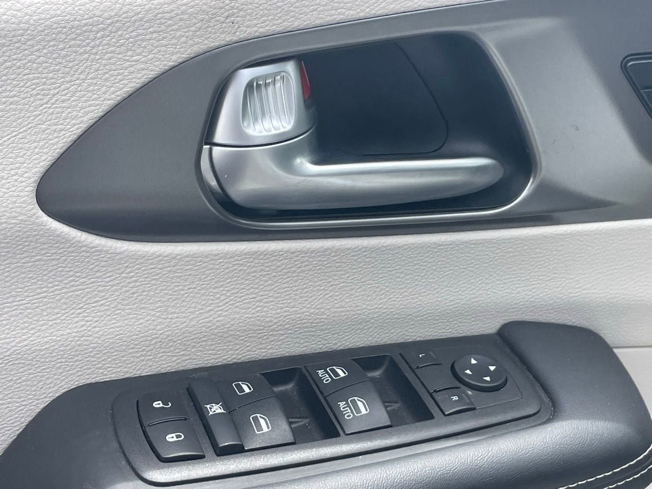 Used 2024 Chrysler Pacifica Touring-L FWD image 5