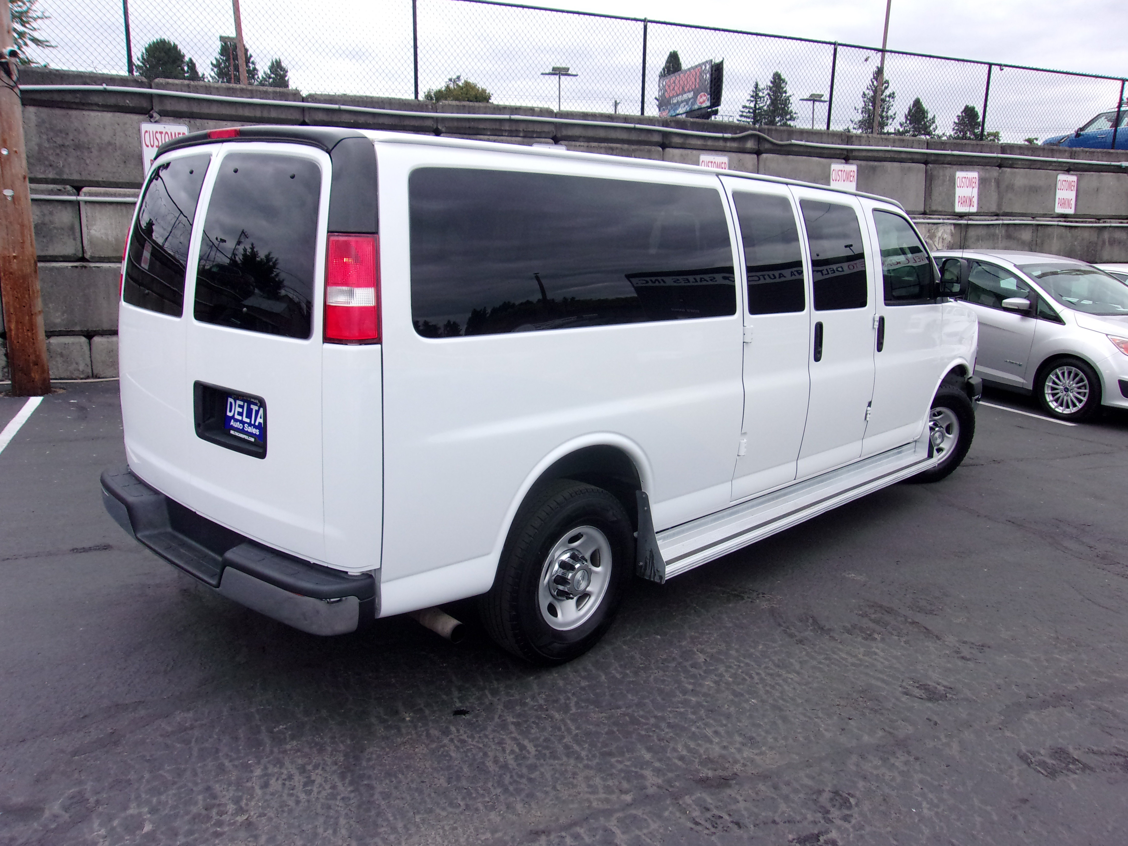 Used 2016 Chevrolet Express 3500 LT w/ LT Preferred Equipment Group RWD image 8