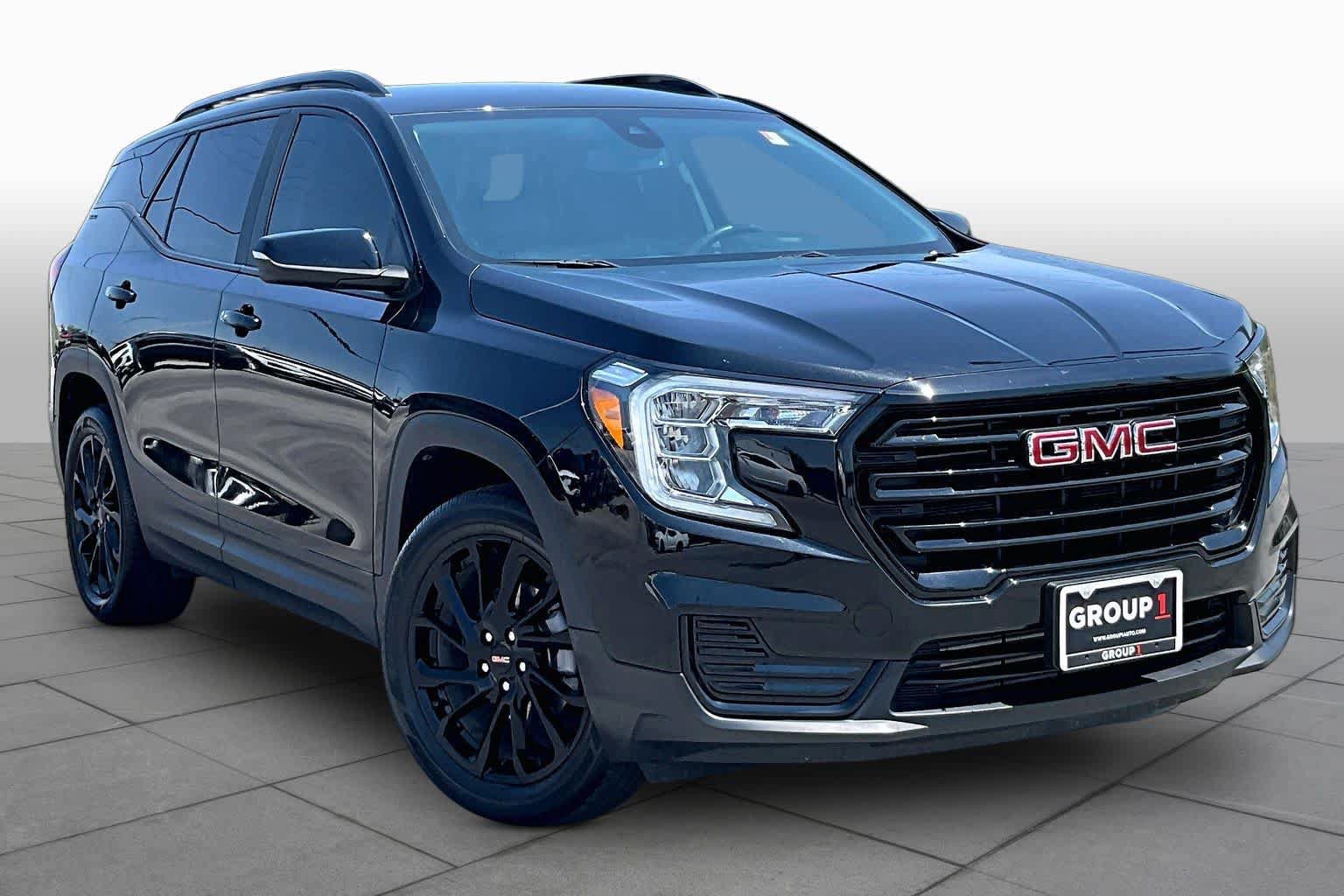 Used 2024 GMC Terrain SLE w/ Driver Convenience Package FWD image 4