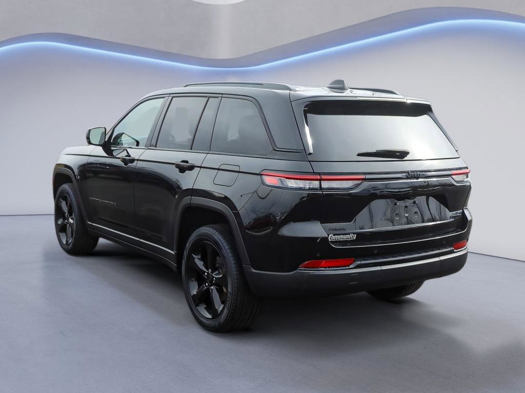 Used 2023 Jeep Grand Cherokee Limited w/ Black Appearance Package image 4