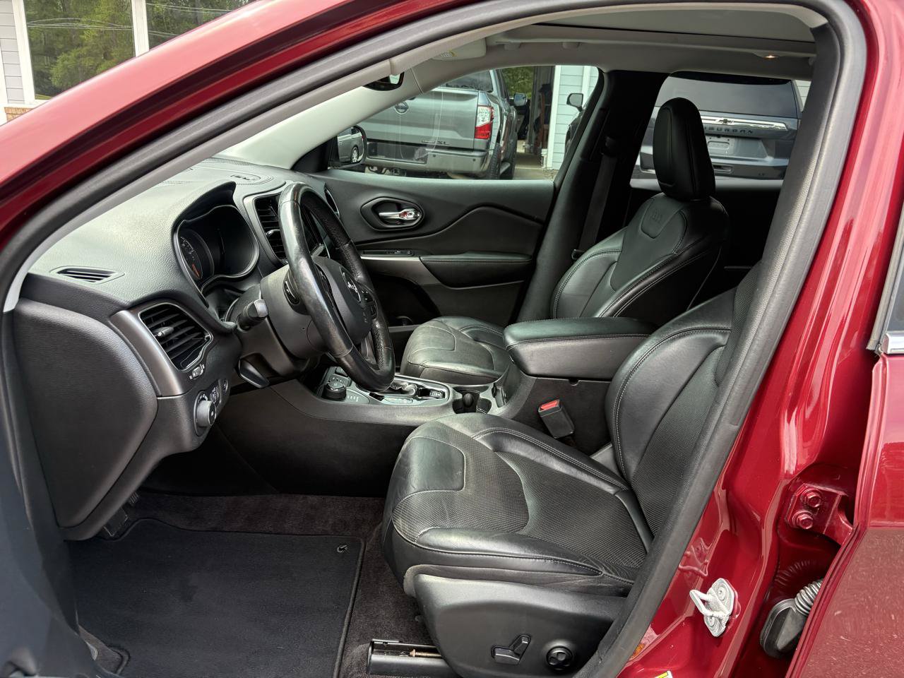 Used 2019 Jeep Cherokee Limited AWD/4WD image 10