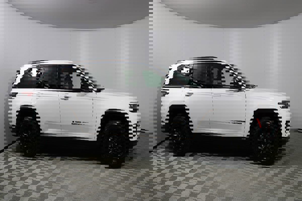 Used 2022 Jeep Grand Cherokee Altitude image 20