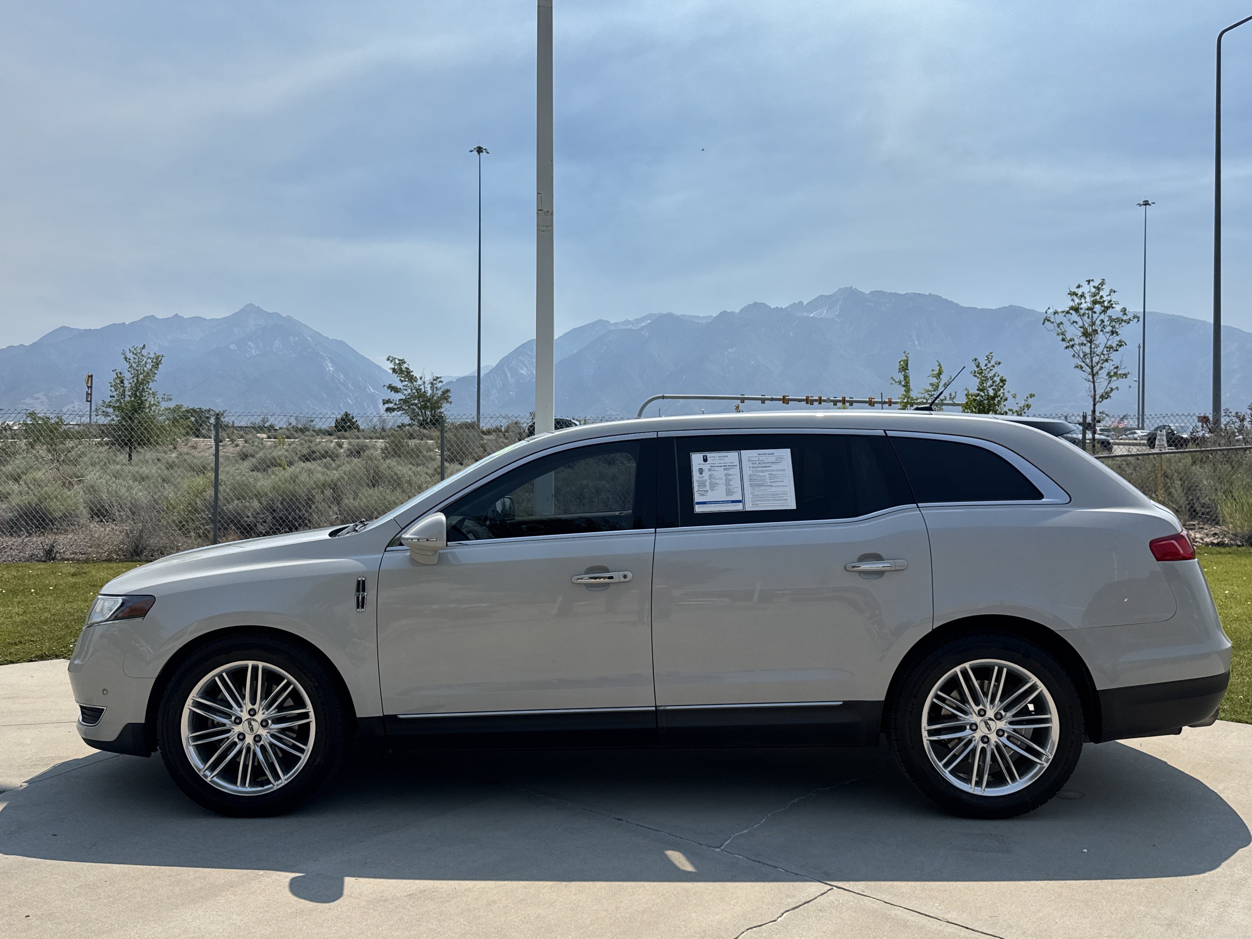 Used 2019 Lincoln MKT AWD image 2