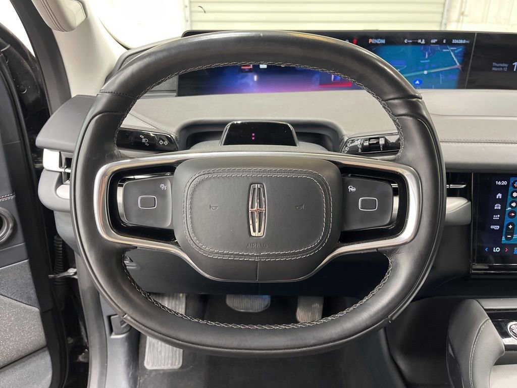 Used 2025 Lincoln Navigator Reserve image 18