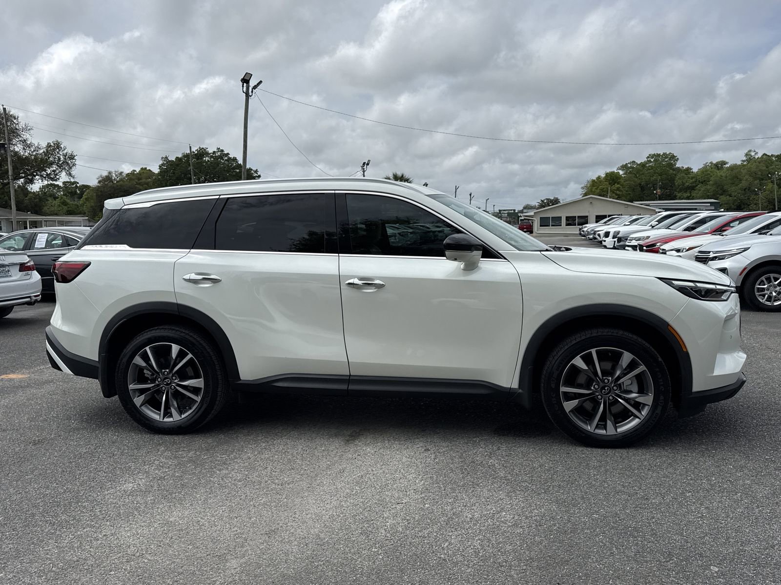 Used 2023 INFINITI QX60 Luxe w/ Cargo Package FWD image 6