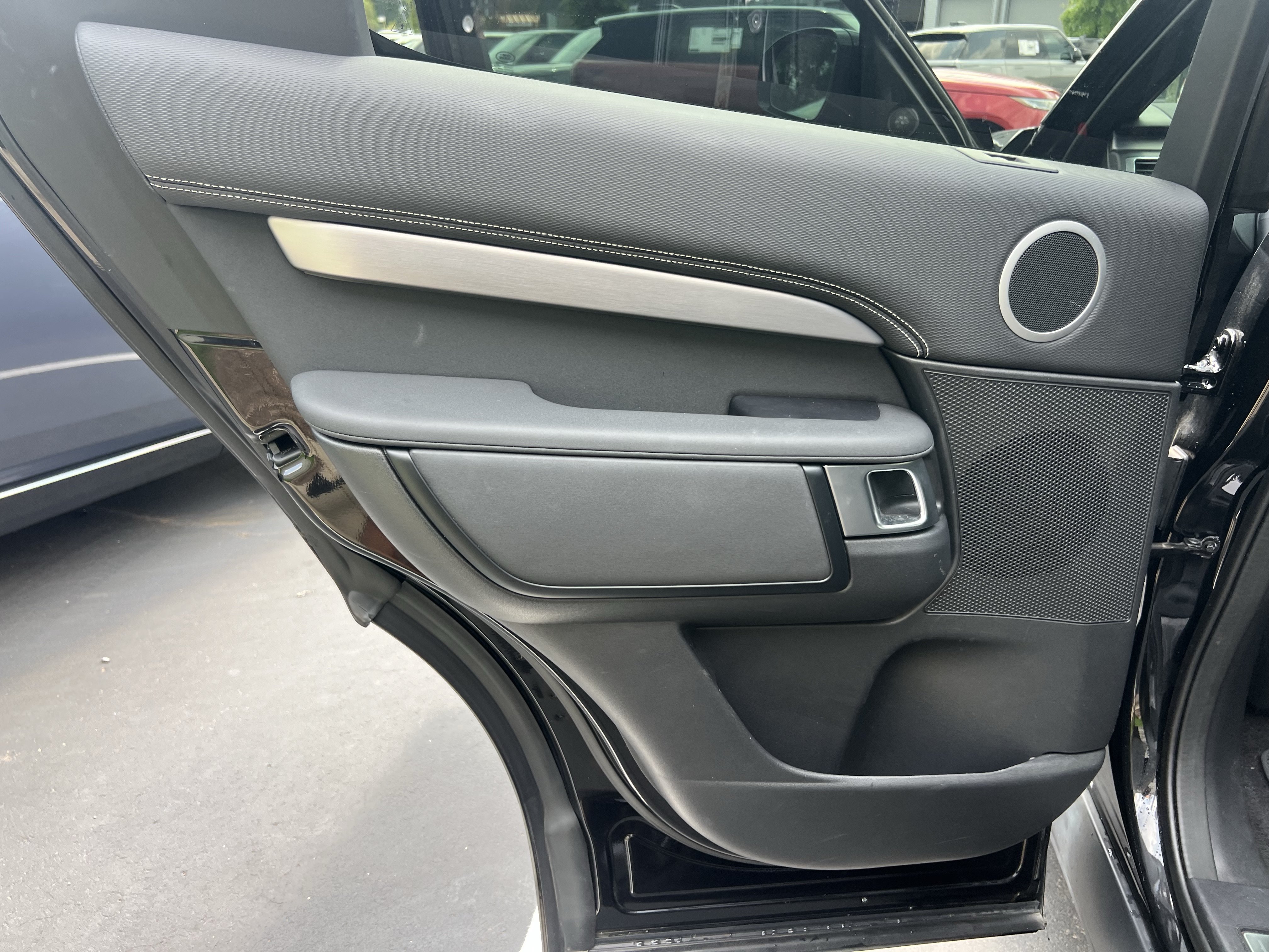 Used 2024 Land Rover Discovery Dynamic SE AWD/4WD image 31