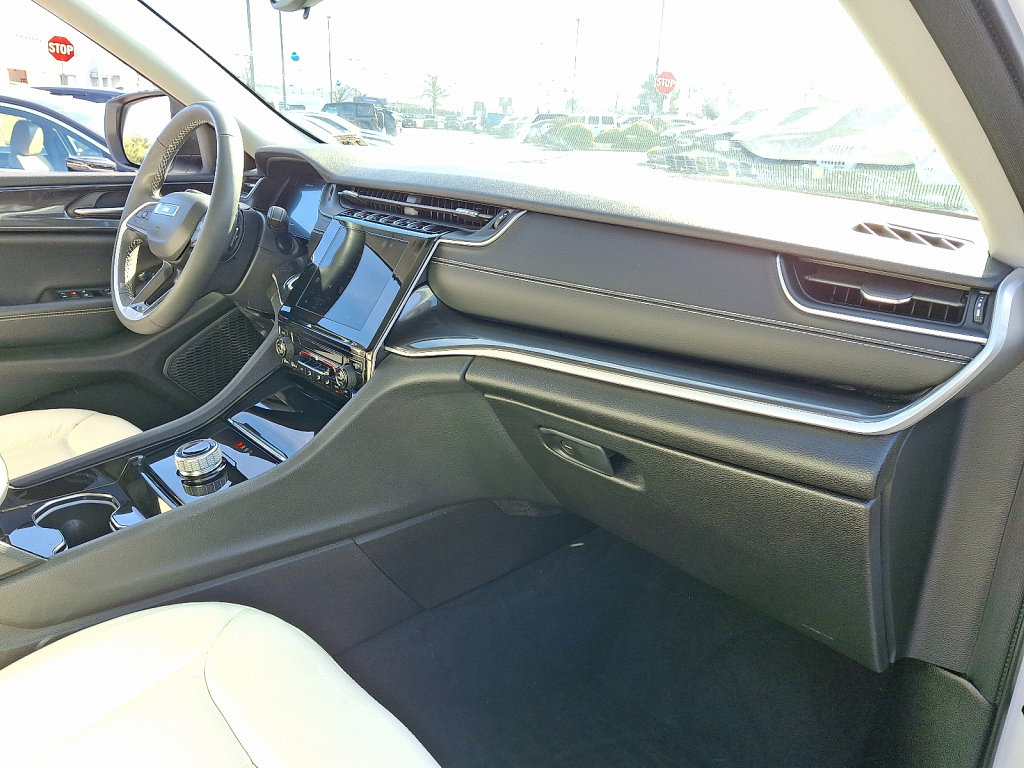 Certified 2023 Jeep Grand Cherokee Laredo image 11