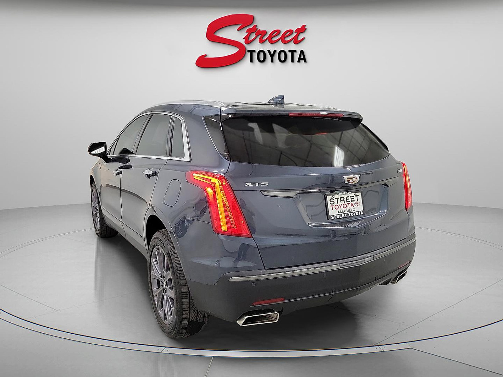 Used 2019 Cadillac XT5 Luxury w/ LPO, Black Ice Package FWD image 2