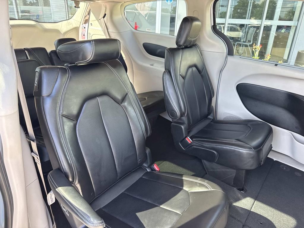 Used 2024 Chrysler Pacifica Touring-L image 10
