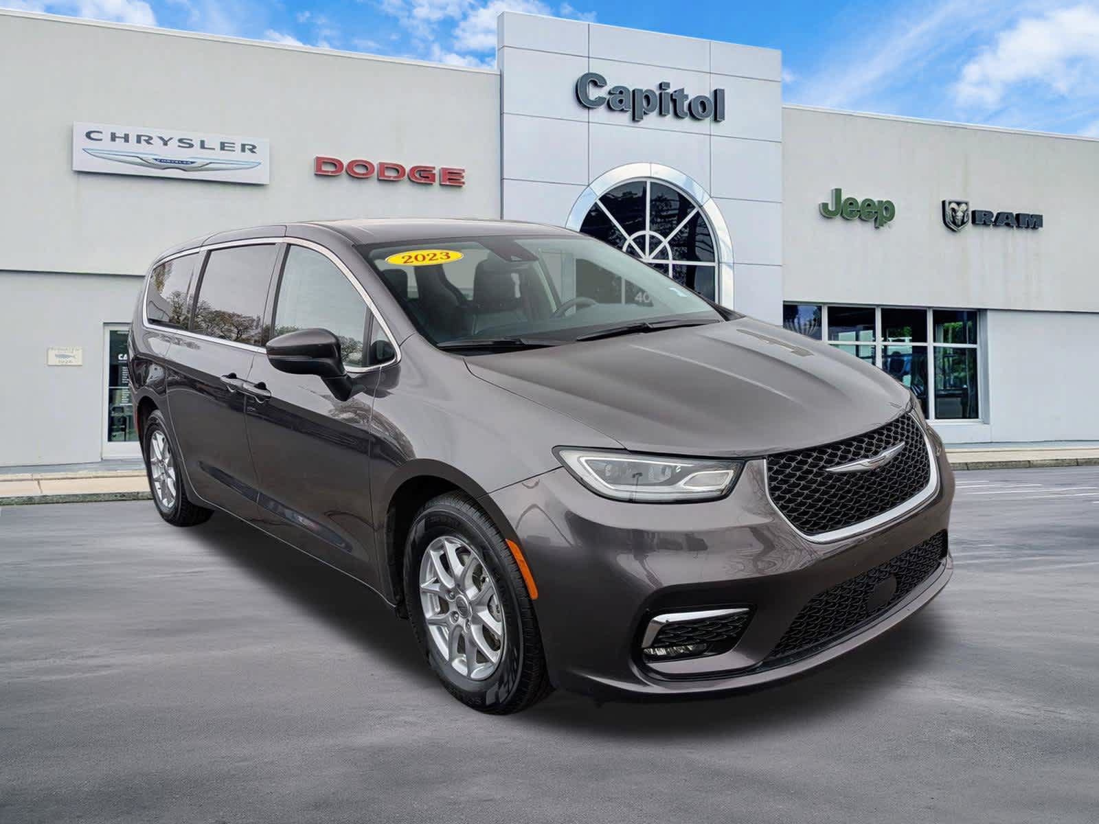 Used 2023 Chrysler Pacifica Touring-L FWD image 2