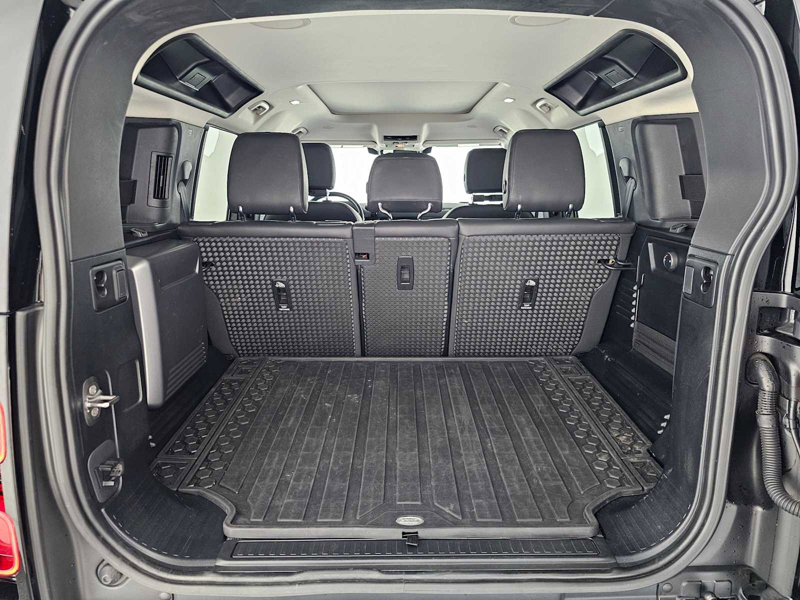 Used 2023 Land Rover Defender 110 SE image 14