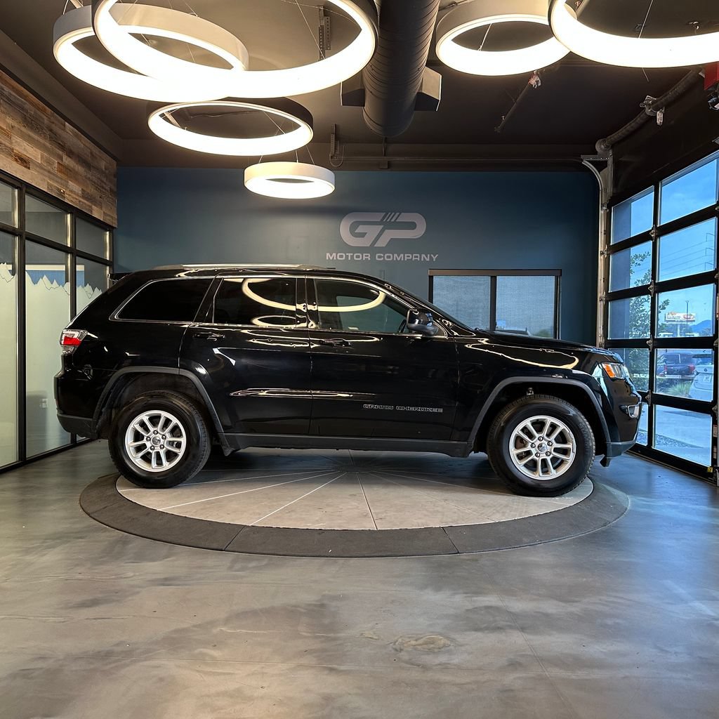 Used 2019 Jeep Grand Cherokee Laredo w/ Security & Convenience Group AWD/4WD image 2
