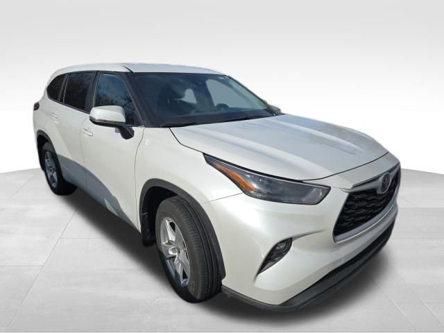 Used 2025 Toyota Highlander LE image 7